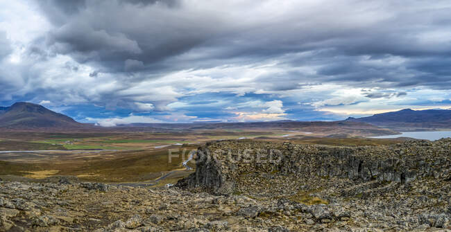 Borgarvirki, на высоте 177 метров над уровнем моря он доминирует в окружающем регионе. Сделано из базальтовых пластов, веками использовавшихся в качестве крепости; Хунапинг Фара, Северо-Западный регион, Исландия — стоковое фото