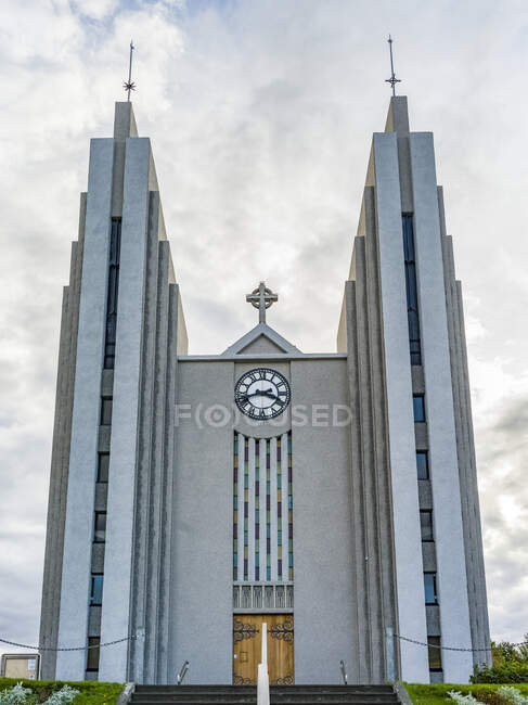 Igreja de Akureyri, uma igreja luterana proeminente no norte da Islândia; Akureyri, Região Nordeste, Islândia — Fotografia de Stock