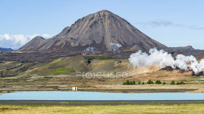 Lago azul e montanhas no leste da Islândia; Skutustadahreppur, região nordeste da Islândia — Fotografia de Stock