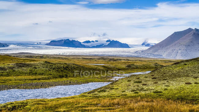 Ghiacciaio e montagne nell'Islanda orientale; Hornafjordur, Regione orientale, Islanda — Foto stock
