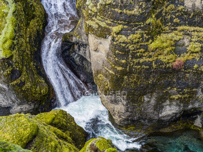 Fjadrargljufur est un magnifique et massif canyon, d'environ 100 mètres de profondeur et environ deux kilomètres de long. Skaftarhreppur, Région du Sud, Islande — Photo de stock