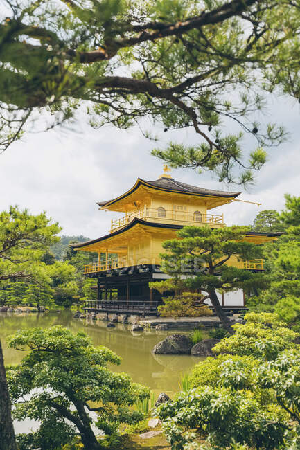 Templo del Pabellón de Oro, Kinkaku-ji; Kioto, Kansai, Japón - foto de stock