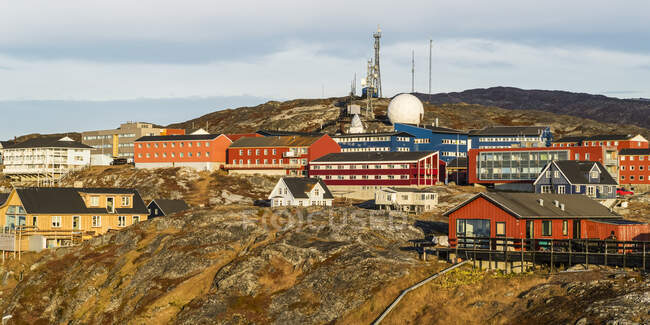 Edificios coloridos en una ladera; Nuuk, Sermersooq, Groenlandia - foto de stock
