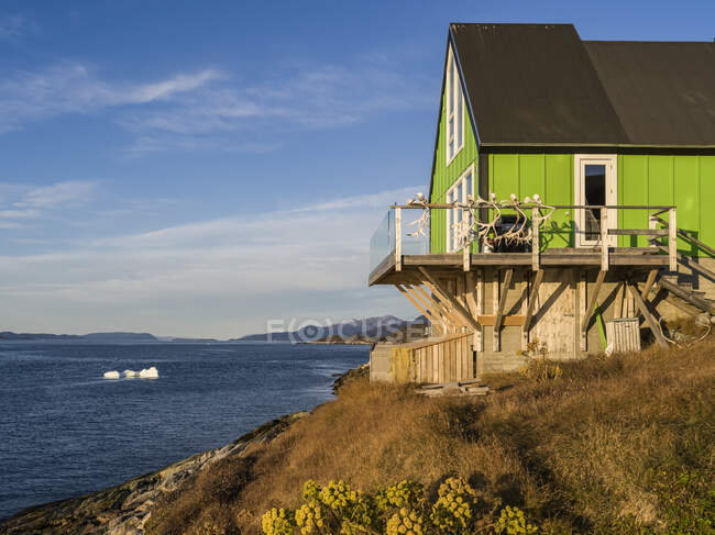 Дом ярко-зеленого цвета вдоль берега Нуука; Нуук, Сермерсук, Гренландия — стоковое фото