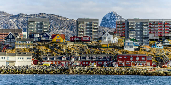 Bunte Häuser entlang der felsigen Küste von Nuuk; Nuuk, Sermersooq, Grönland — Stockfoto