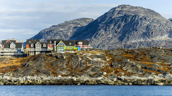 Красочные дома вдоль скалистого берега Нуука; Нуук, Сермерсук, Гренландия — стоковое фото