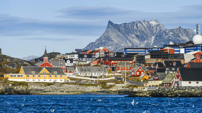 Maisons colorées le long de la côte rocheuse de Nuuk ; Nuuk, Sermersooq, Groenland — Photo de stock