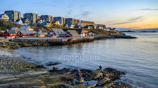 Colourful houses along the rocky shore of Nuuk at dusk; Nuuk, Sermersooq, Greenland — Stock Photo
