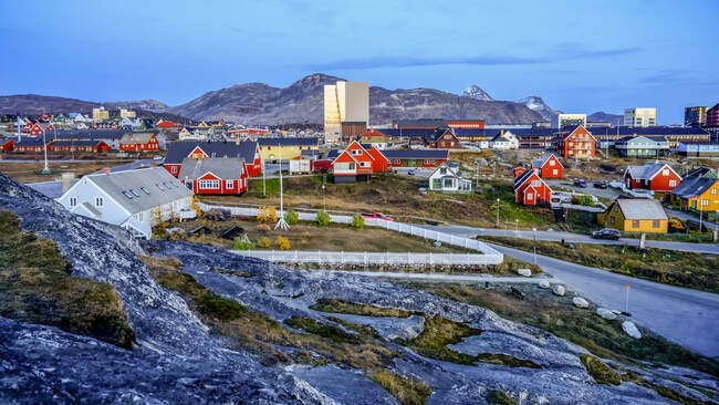 Casas coloridas en la ciudad de Nuuk; Nuuk, Sermersooq, Groenlandia - foto de stock