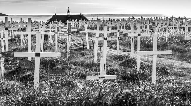 Кладбище с деревянными крестовыми могилами и видом на побережье; Нуук, Сермерсук, Гренландия — стоковое фото