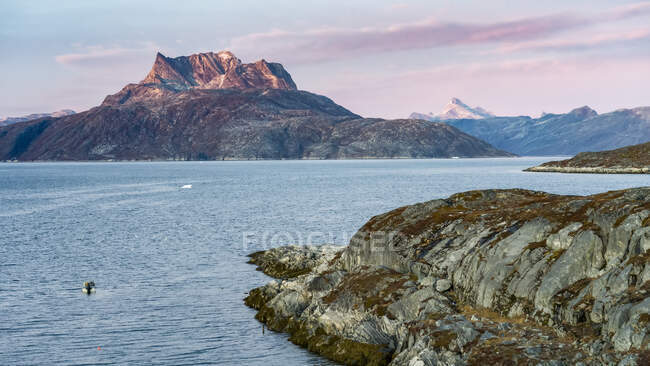 Прочная береговая линия вдоль фьорда Нуап Кангерлуа в Нууке; Нуук, Сермерсук, Гренландия — стоковое фото