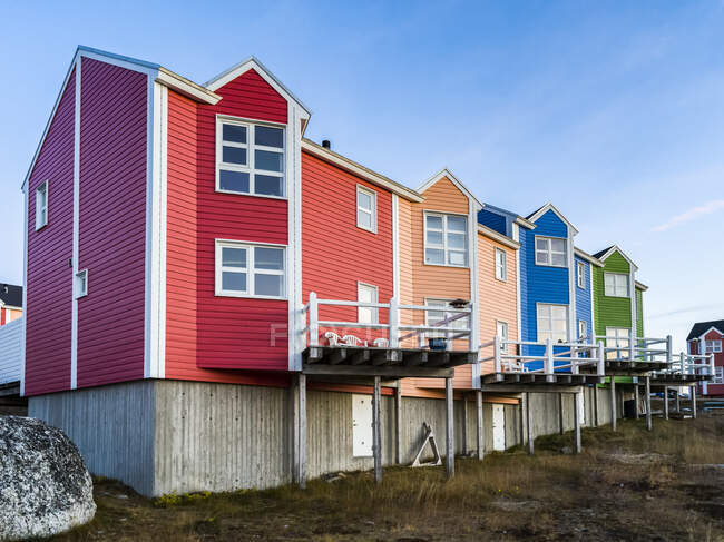 Facciata colorata sugli alloggi; Nuuk, Sermersooq, Groenlandia — Foto stock