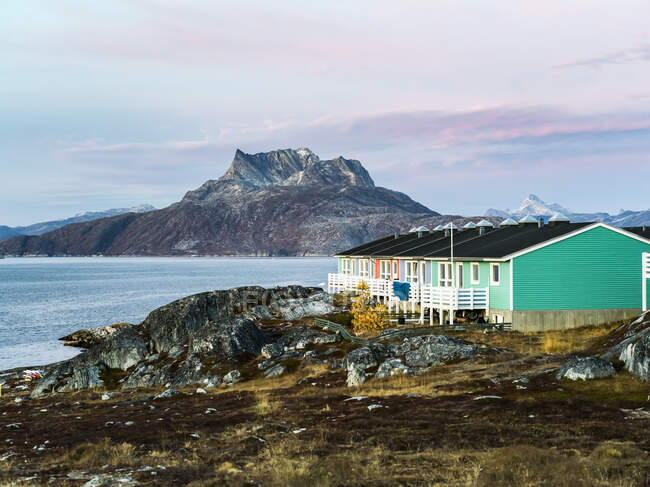 Casas coloridas com decks nas costas e montanhas ao longo do litoral; Nuuk, Sermersooq, Groenlândia — Fotografia de Stock