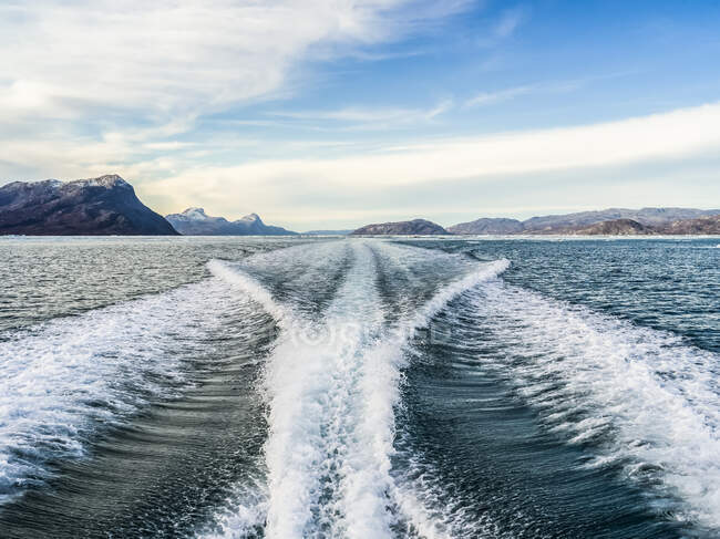Wake hinter einem Boot entlang der Küste von Sermersooq; Sermersooq, Grönland — Stockfoto