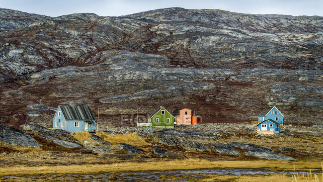 Maisons colorées dispersées sur un paysage rocheux ; Sermersooq, Groenland — Photo de stock