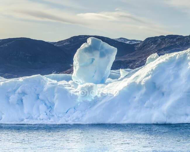 Formaciones glaciales de hielo a lo largo de la costa de Groenlandia; Sermersooq, Groenlandia - foto de stock