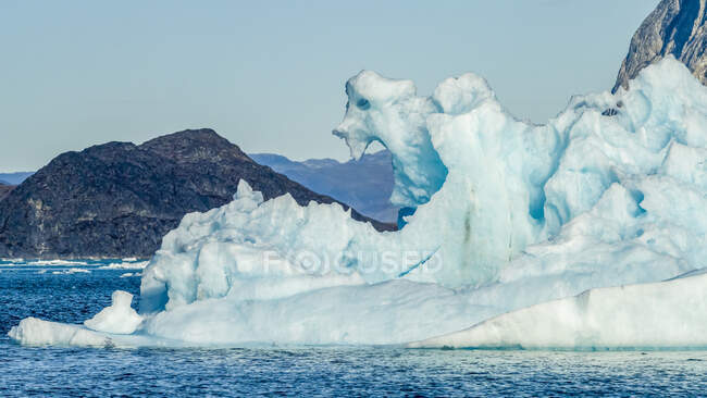 Formaciones glaciales de hielo a lo largo de la costa de Groenlandia; Sermersooq, Groenlandia - foto de stock