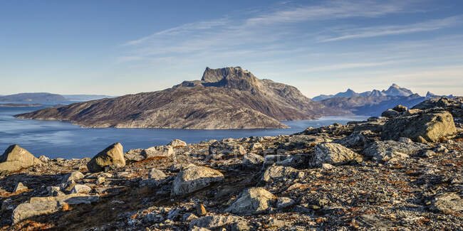 Прочный ландшафт на побережье Гренландии; Сермерсук, Гренландия — стоковое фото