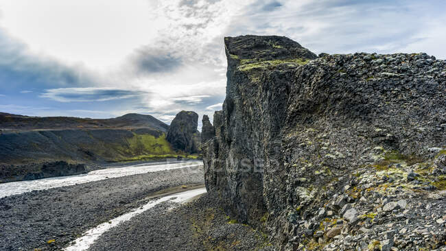 Zona del valle de Vesturdalur en el norte de Islandia conocida por sus fascinantes formaciones rocosas; Nordurthing, región noreste, Islandia - foto de stock