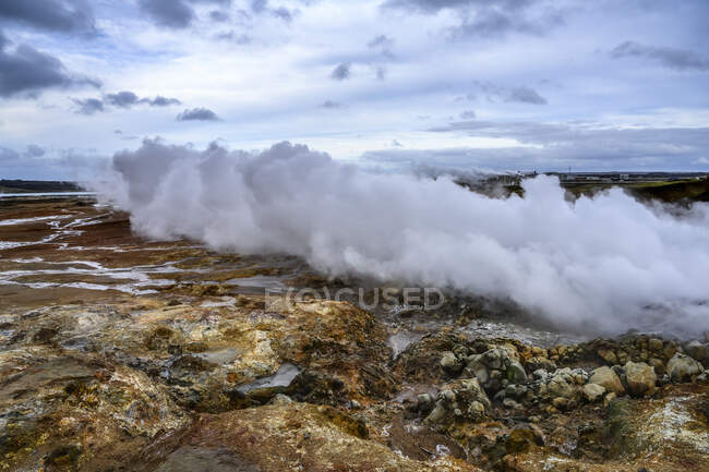 Паровые волны над скалистым ландшафтом в Южной Исландии; Гриндавик, регион Южного полуострова, Исландия — стоковое фото