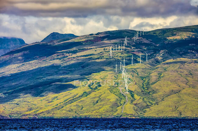 Вітроенергетична електростанція Kaheawa Wind, розташована в горах Західних Мауї, ловить пасати вітрів, що дмуть через долину перешийка Мауї; Мауї, Гаваї, США. — стокове фото