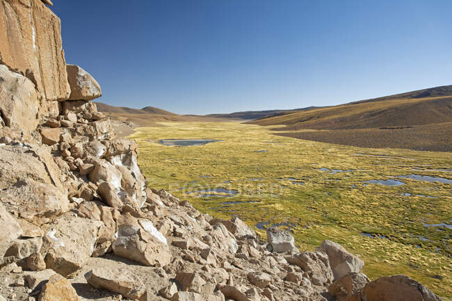 Colorato paesaggio ad alta quota delle Ande del Sud America montagne; San Pedro de Atacama, Atacama, Cile — Foto stock