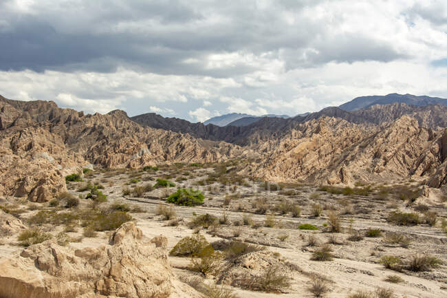 Vale do deserto entre formações rochosas únicas; Cafayate, Salta, Argentina — Fotografia de Stock