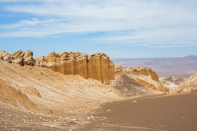 Dunas de arena y formaciones rocosas únicas en los Altos Andes; San Pedro de Atacama, Atacama, Chile - foto de stock