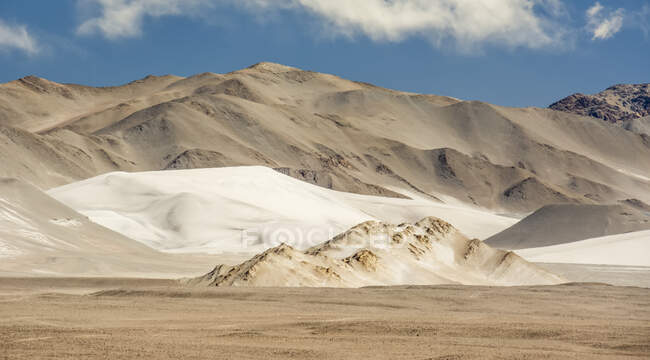 Paisagem panorâmica do deserto de alta altitude com areia, colinas e montanhas nos Andes; Antofagasta de la Sierra, Catamarca, Argentina — Fotografia de Stock