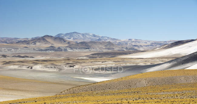 Paisagem panorâmica colorida de deserto de alta altitude e montanhas nos Andes; Antofagasta de la Sierra, Catamarca, Argentina — Fotografia de Stock