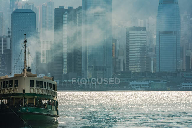 Star Ferry avec toile de fond de Hong Kong ; Hong Kong, Chine — Photo de stock