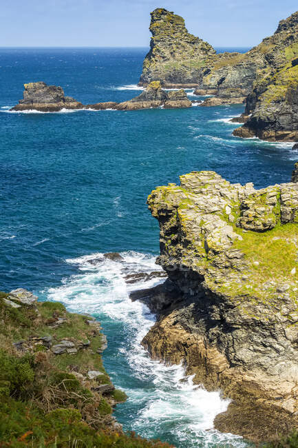 Formações rochosas e falésias ao longo da costa; Condado de Cornwall, Inglaterra — Fotografia de Stock