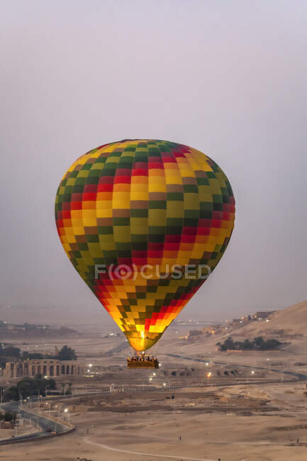 Balón de aire caliente que vuela al amanecer; Luxor, Egipto - foto de stock