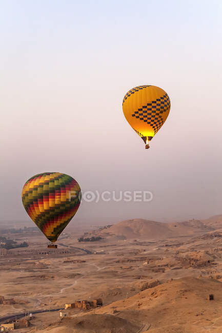 Palloni aerostatici all'alba; Luxor, Egitto — Foto stock