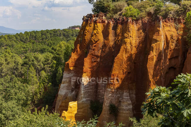 Ochre quarry in Roussillon, Luberon; Roussillon, Vaucluse, France — стокове фото