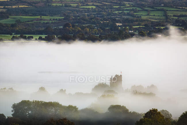Castlebawn Tower house oscurata dalla nebbia sul Lough Derg; Clare, Irlanda — Foto stock