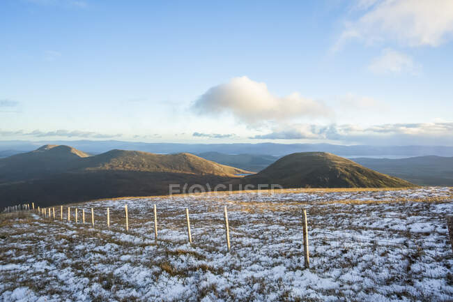 Cerca de madeira no topo de uma montanha na neve em um dia de céu azul, MacGillycuddy 's Reeks; County Kerry, Irlanda — Fotografia de Stock