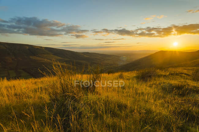 Coucher de soleil en été sur les monts Silvermine avec de l'herbe haute au premier plan surplombant une vallée ; Comté de Tipperary, Irlande — Photo de stock