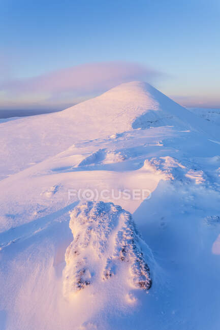 Schneeverwehungen auf den Felsen entlang des Gipfels der Galty Mountains bei Sonnenaufgang; County Tipperary, Irland — Stockfoto
