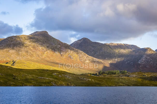 Twelve Bens and Derryclare Lough being happen with the morning rains of sun; Connemara, County Galway, Ireland — стоковое фото