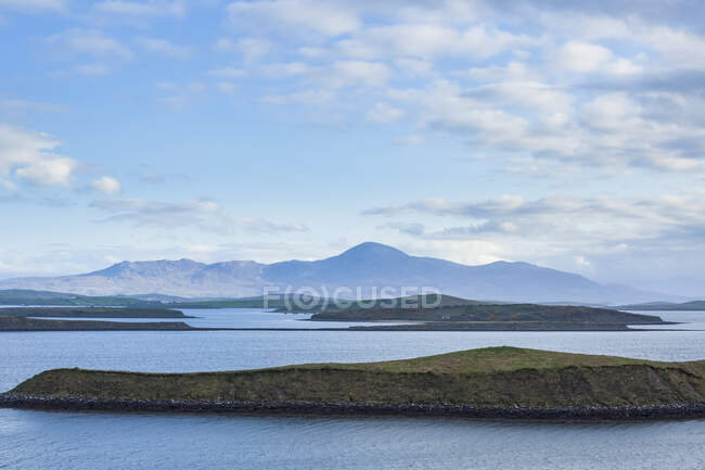 Croagh Patrick Mountain con le isole di Clew Bay in una soleggiata giornata estiva; Contea di Mayo, Irlanda — Foto stock