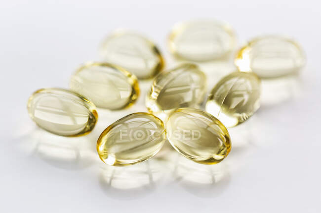 Gel capsules on a white background; Studio — Stock Photo