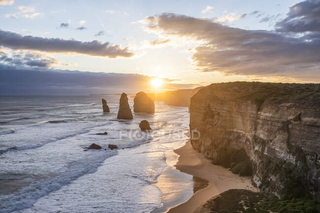 The Twelve Apostles, limestone rock formations along the coast, Great Ocean Road, Port Campbell National Park; Port Campbell, Victoria, Australia — Stock Photo