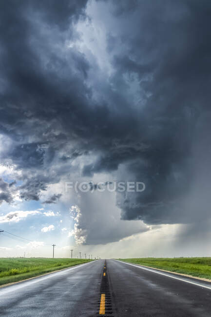 A developing severe thunderstorm with large hail crosses the highway in Colorado, near Burlington; Colorado, United States of America — Stock Photo
