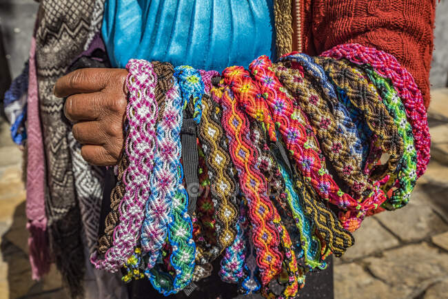 Donna indigena che vende artigianato; San Cristobal de las Casas, Chiapas, Messico — Foto stock