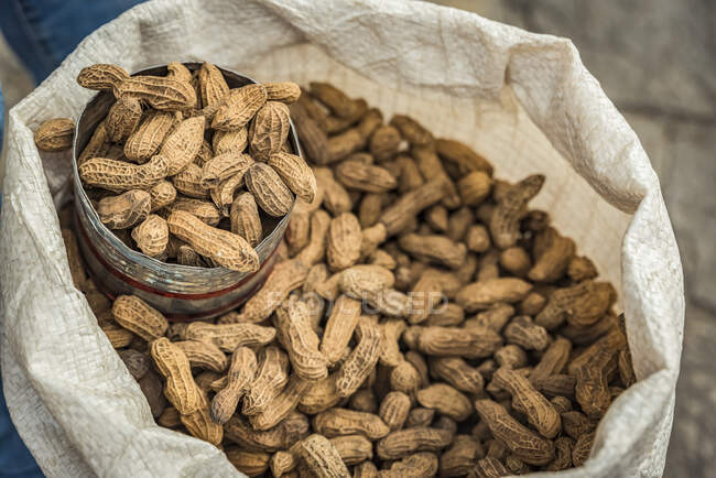 Peanuts for sale in a sack with a metal scoop; San Cristobal de las Casas, Chiapas, Mexico — Stock Photo