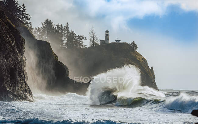 Cape Disappointment Light with large waves crashing in onto the beach below, Cape Disappointment; Washington, United States of America — Stock Photo