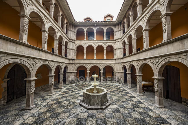 Fontaine d'albâtre calcite dans la cour du Musée national d'art ; La Paz, La Paz, Bolivie — Photo de stock