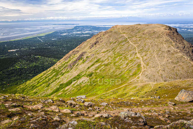 Flattop Mountain, visto do Peak 2, Cook Inlet em segundo plano. Chugach State Park, South-central Alaska in summertime; Anchorage, Alaska, Estados Unidos da América — Fotografia de Stock