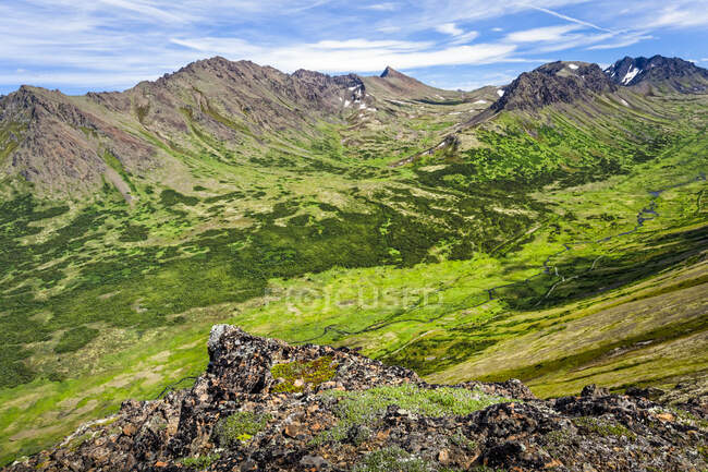 Aerial view of Campbell Creek with Chugach Mountains under blue sky, Chugach State Park, South-central Alaska in summertime; Anchorage, Alaska, United States of America — Stock Photo
